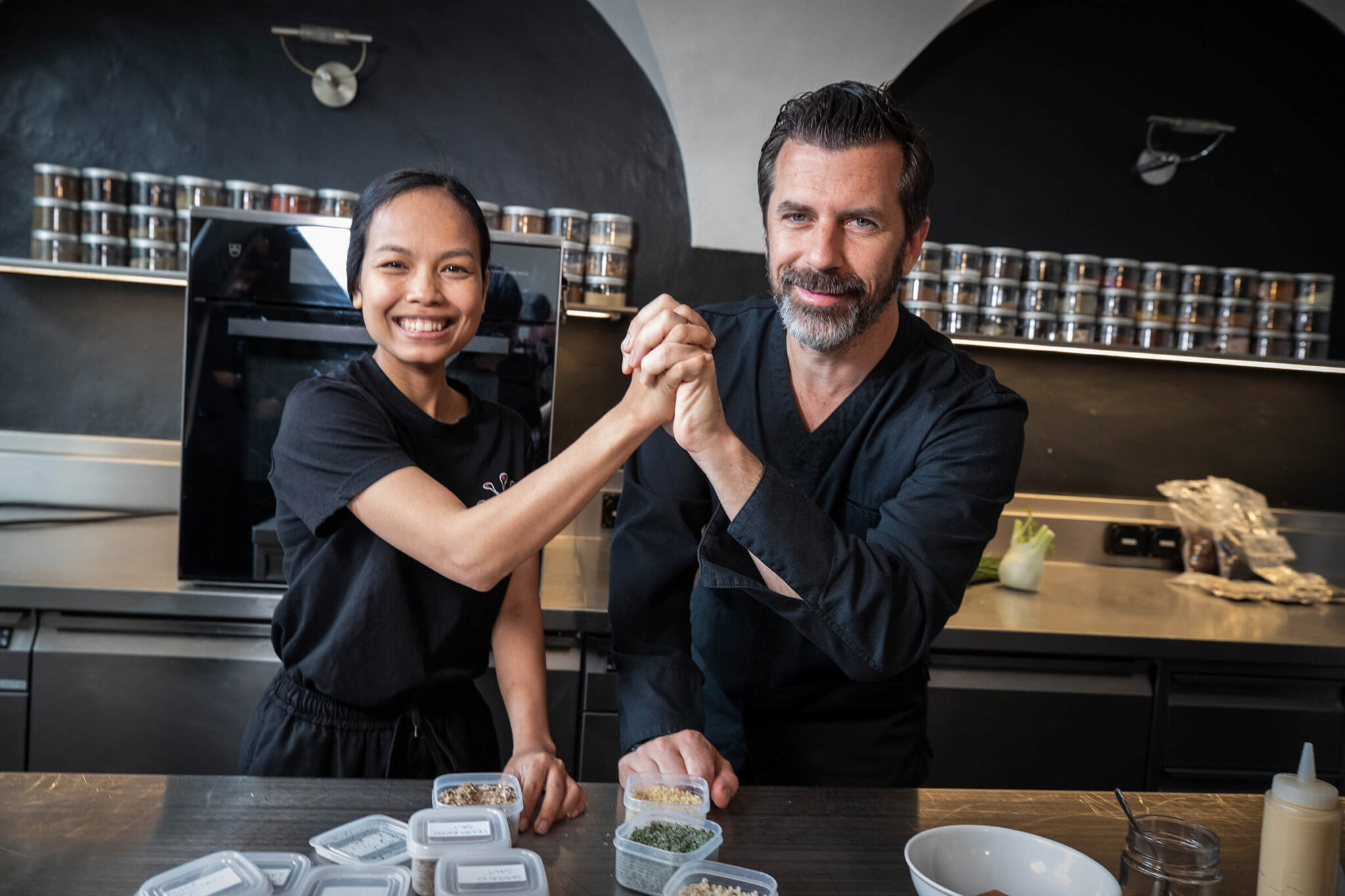 Mariya Un Noun et Andreas Caminada se tiennent ensemble dans la cuisine.