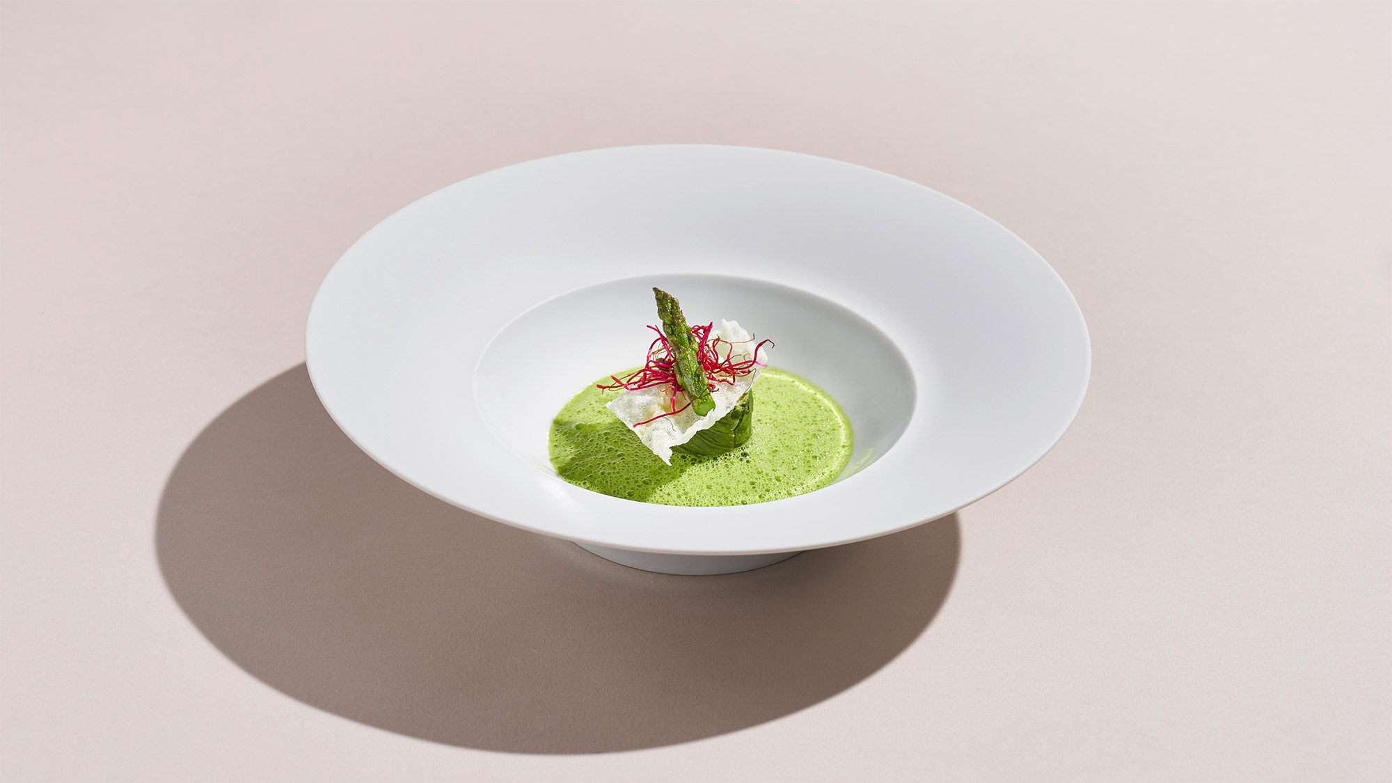 Plat de poulet dressé avec une sauce verte.
