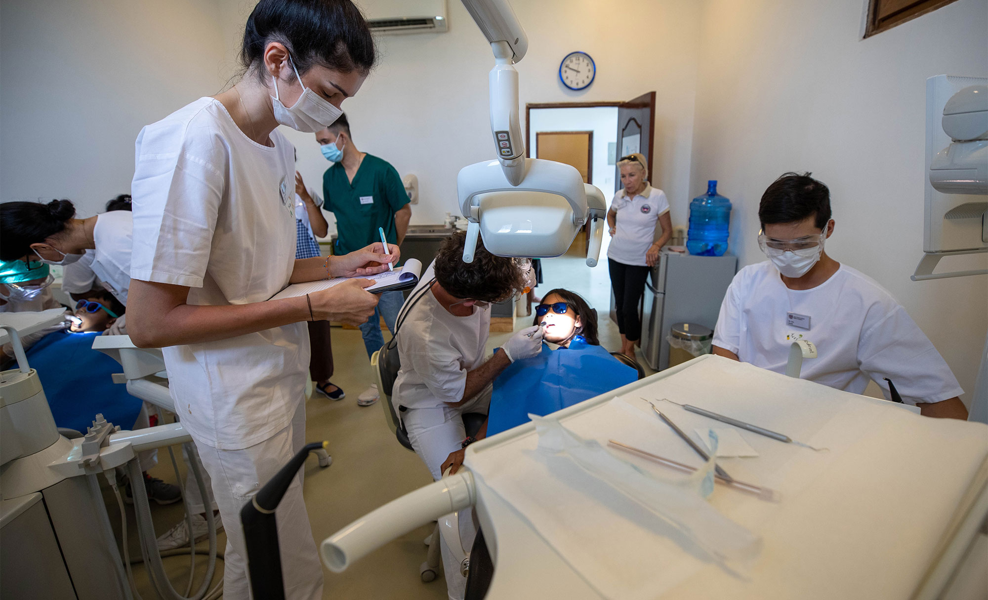 Une équipe dentaire prépare les soins d’un enfant.