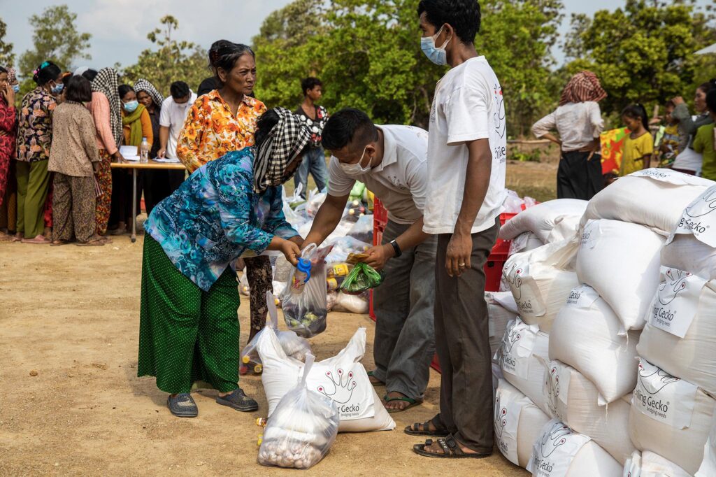 Distribution de nourriture avec de grands sacs et des colis d’aide.