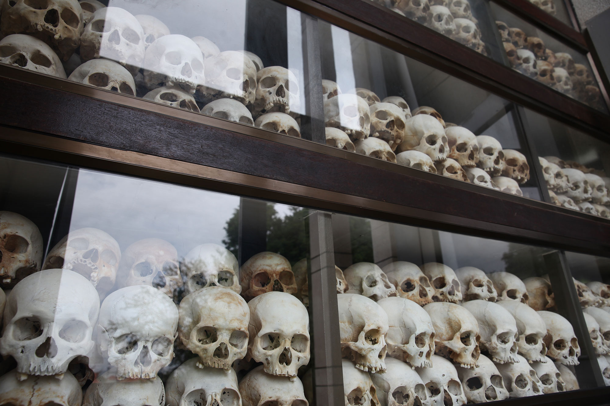 Des crânes dans une vitrine du mémorial aux victimes des Khmers rouges.