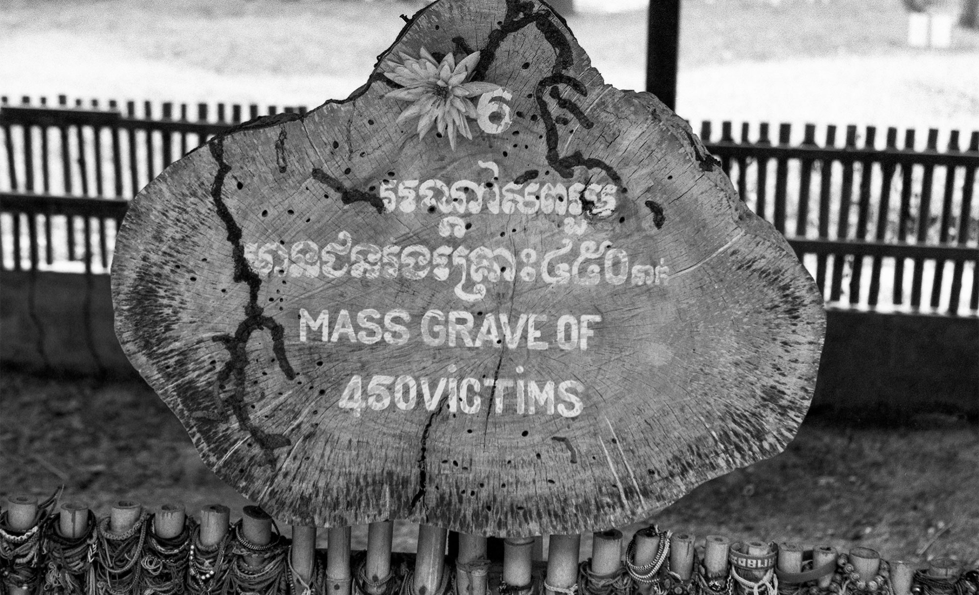 Panneau commémoratif pour 450 victimes près d’une fosse commune des Killing Fields.