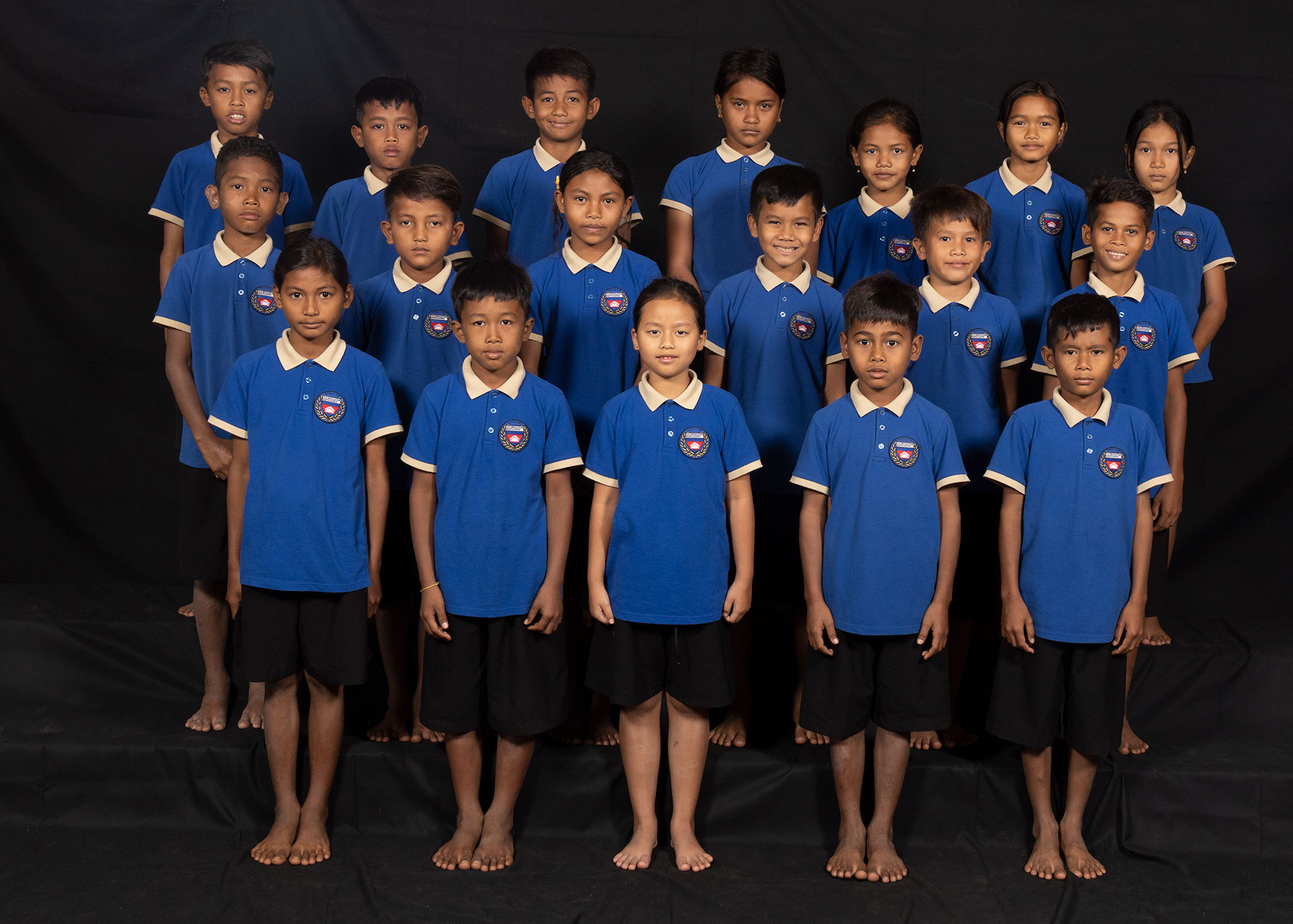 Portrait de groupe d’enfants en uniformes scolaires bleu foncé.