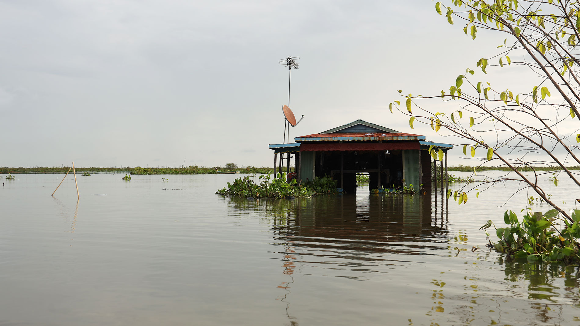 Une maison presque entièrement submergée par les eaux.