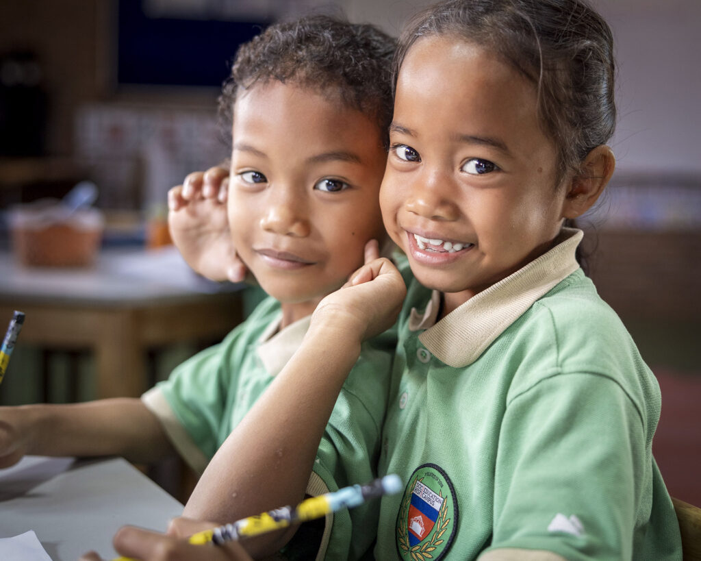 Deux élèves dans la salle de classe.