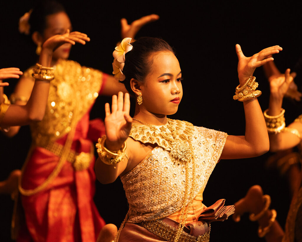 Des danseuses présentent une danse traditionnelle au Gong.