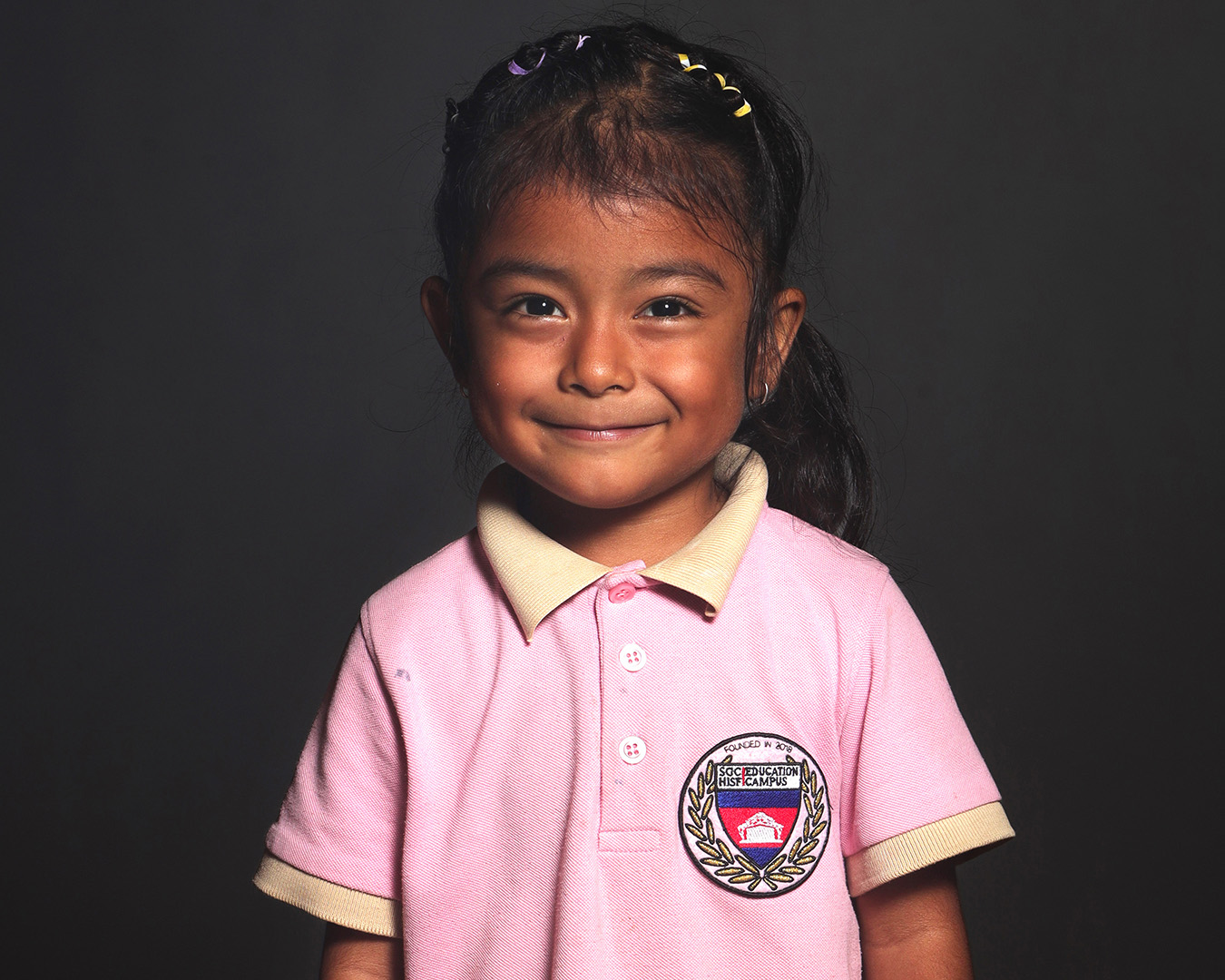 L’élève Chin Kaka en polo scolaire rose.