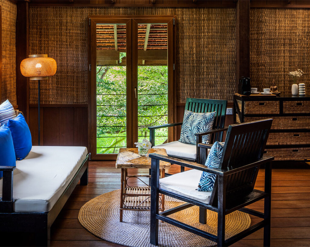 Sitzecke mit Sofa im Holzbungalow des Farmhouse Resorts.