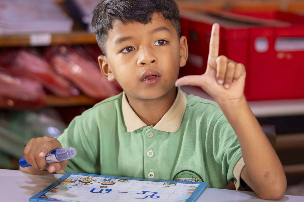 Un enfant apprend à une table.