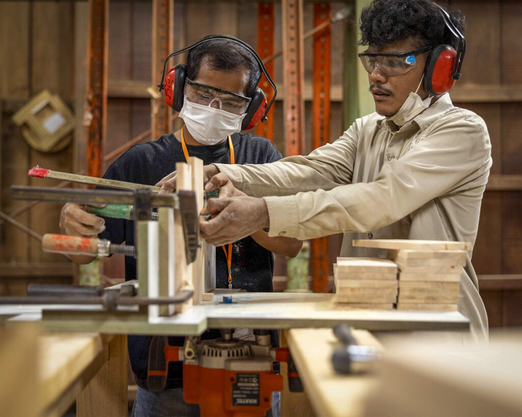 Formation sur une machine à bois.