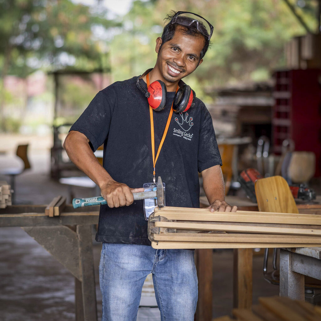 Pheara travaille le bois dans l’atelier de menuiserie.