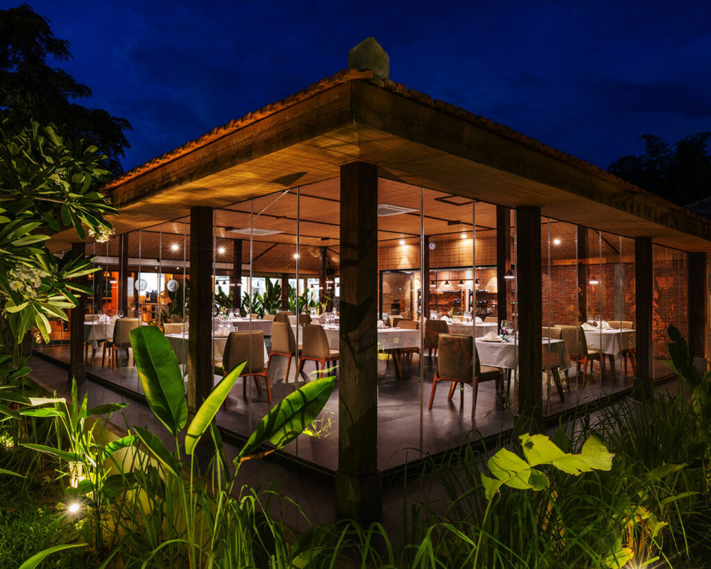 Das beleuchtete Restaurant UN am Abend.