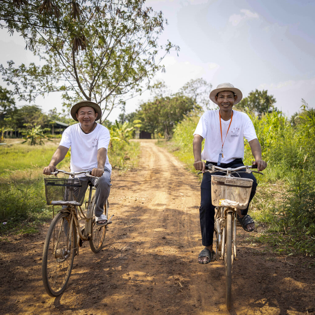 Deux apprentis avec des vélos sur un chemin.