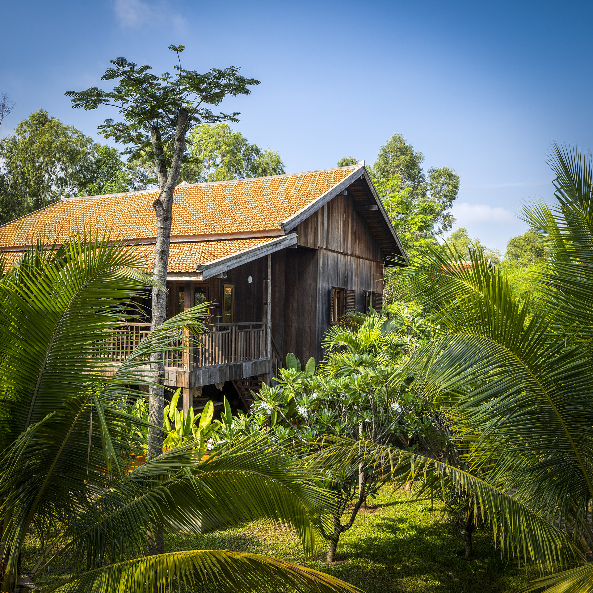 Bungalow en bois dans le jardin tropical du Farmhouse Resort.