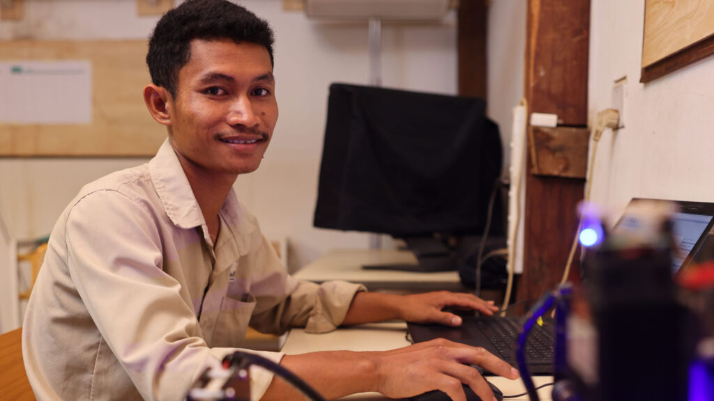 Phoeun Pheu bei seiner Arbeit in der Schreinerei auf dem Smiling Gecko Campus