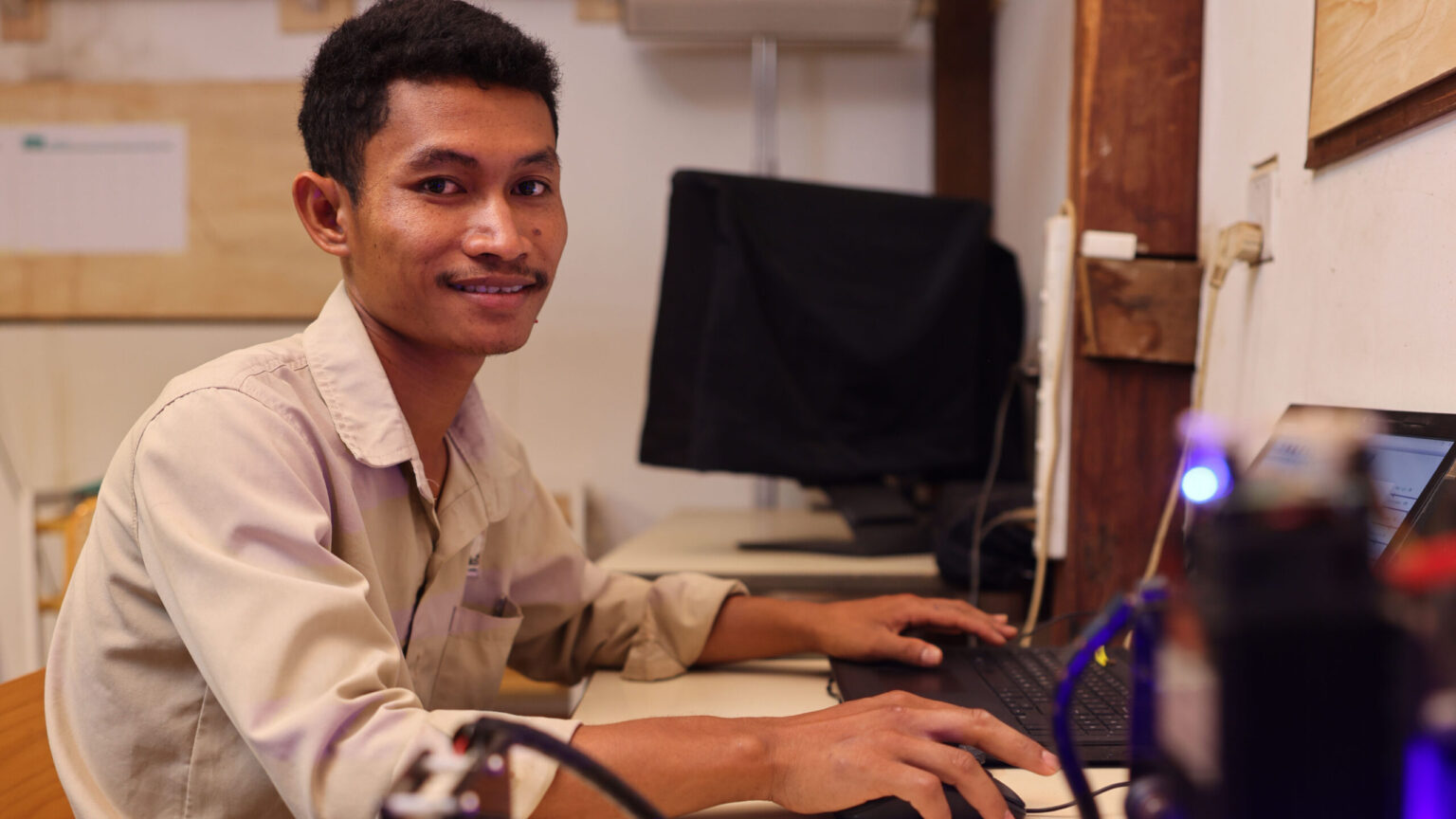 Phoeun Pheu bei seiner Arbeit in der Schreinerei auf dem Smiling Gecko Campus