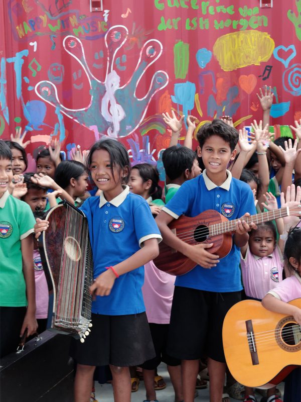 Musik-Ausbildung-Kambodscha-Charity-Schule-Seven-Viola-Tami-Dani-Felber-Zither-Gitarre-hoch